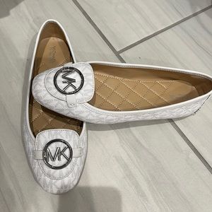 Michael Michael Kors white and Sliver Flats Size 8